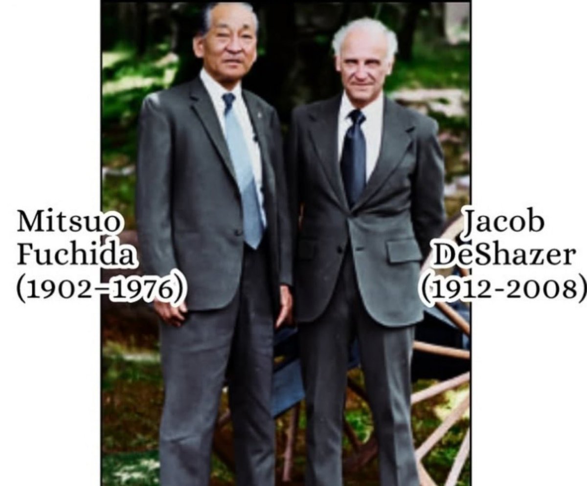 Jesus4_y's tweet photo. 渊田美津雄（Mitsuo Fuchida）的见证

“我是渊田美津雄，日本帝国海军航空兵少佐。1941年12月7日清晨，我率领360架战机，从航空母舰上起飞，扑向珍珠港。当我看到美军舰队在港内毫无防备地排列时，我对着无线电大喊：

‘Tora! Tora! Tora!’
（虎！虎！虎！——袭击成功！）

那一刻，我心中充满胜利的狂热。我相信这是日本的宿命，是天皇的意志，是对美国傲慢的审判。

四年后，1945年8月15日，我站在东京的广播电台外，听着裕仁天皇宣布投降。  
我没有流泪，只有愤怒和空虚。  
我恨美国，恨杜立特，恨那些轰炸东京的B-25。  
我发誓：若有机会，我要亲手复仇。

但神用一种我从未想过的方式，击碎了我的仇恨。

1948年，我在涩谷车站看到一本小册子：《我曾是杜立特轰炸机上的俘虏》。  它的作者是雅各布·德沙泽（Jacob DeShazer）——那个1942年被我方俘虏、受尽折磨的美国飞行员。

他本该恨我们。  
他被关在黑暗的牢房里，吃了37个月的霉饭，遭受毒打，目睹同伴被处决。  
但他写道：

“我学会了饶恕。因为耶稣在十字架上说：‘父啊，赦免他们，因为他们所做的，他们不晓得。’”

他不仅饶恕了日本，还**回到日本做传教士，要带领我们认识那位赦罪的上帝。

我震惊了。  
这不可能是人的力量。

我买了一本圣经。  
第一次翻开，我随意翻到**路加福音23章**——耶稣被钉十架时说的话：

“父啊，赦免他们！因为他们所做的，他们不晓得。”

那一刻，我跪了下来。  
我看到自己不是胜利者，而是罪人。  
我曾用飞机杀人，我曾高喊“天皇万岁”，我曾以仇恨为荣。  
但基督为我而死——为我这个敌人而死。

1950年4月14日，我在东京受洗，成为基督徒。

从那天起，我放下军刀，拿起十字架。

我走遍日本、美国、欧洲，站在成千上万的人面前說：

“我曾是刀剑的追随者，现在我是十字架的追随者。”
“我曾发动战争，现在我传扬和平。”
“我曾恨美国人，现在我爱他们——因为基督先爱我。”

有人问我：“你后悔珍珠港吗？”  
我回答：“我后悔我的一生都在罪中。但神已赦免我，祂也能赦免你。”

1976年5月25日，我在美国加州去世。  
临终前，我对儿女说：

“不要为我立碑。  
若有人问我是谁，就告诉他们：  
他曾是珍珠港的敌人，如今是基督的仆人。’”

附记：  
渊田晚年定居美国，成为巡回布道家，与昔日仇敌德沙泽并肩传福音。  
两人合著书籍，共同见证“仇恨如何被爱战胜”。

这是历史的奇迹，  
也是福音的大能。

“所以，若有人在基督里，他就是新造的人，旧事已过，都变成新的了。”  （哥林多后书 5:17）