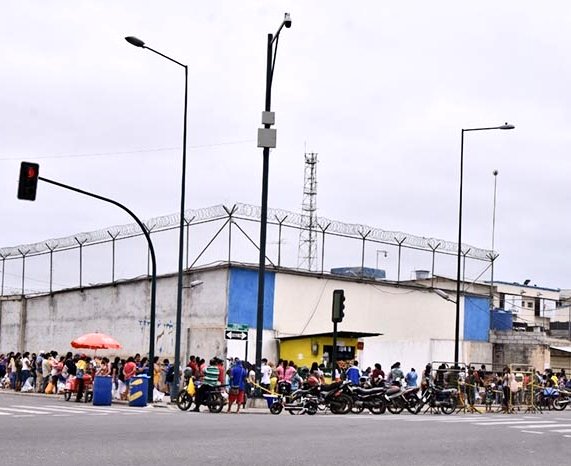 #Muertes▪️NUEVE SON LOS PRESOS ASESINADOS POR ASFIXIA 💬 Fueron hallados muertos al interior de la cárcel de Machala (foto), en El Oro, este domingo. Los privados de libertad asesinados, fueron hallados en la primera planta del centro penitenciario, con signos de  asfixia.