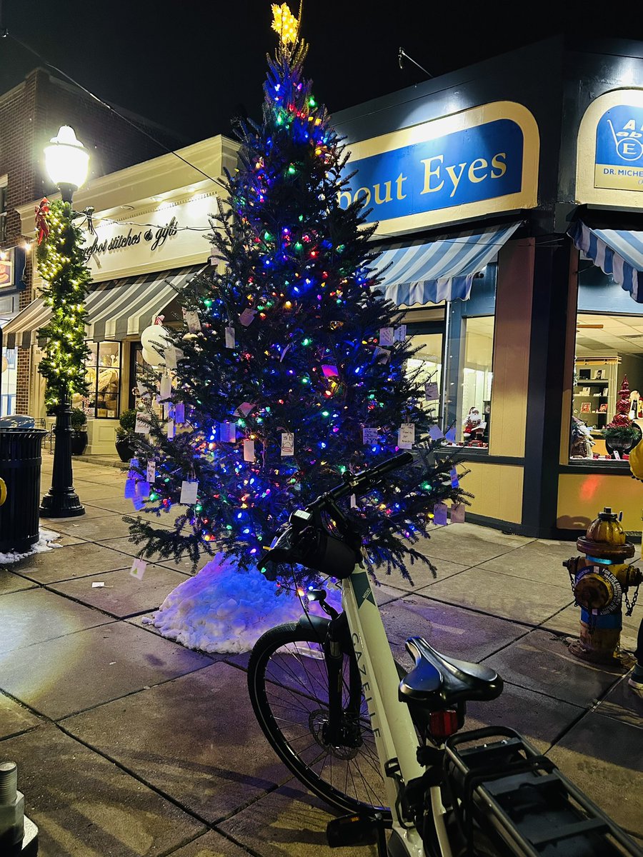 jenforpa's tweet photo. This evening, I joined some brave cyclists from Move Lebo for a holiday bike ride. It was chilly and snowy, but we enjoyed some candy canes and beautiful holiday lights! https://t.co/DPstXlMmrL