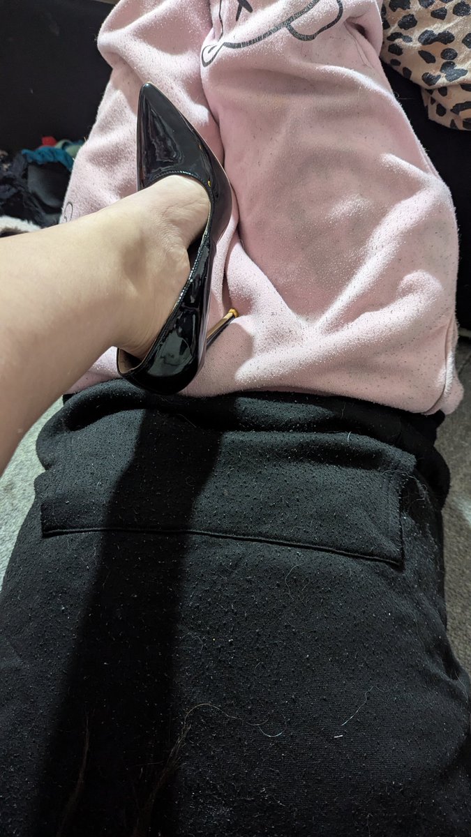 SummersEvening's tweet photo. Do you think he likes the view 

#submissive #latex #domme #footfetısh https://t.co/ukLxPxkpua