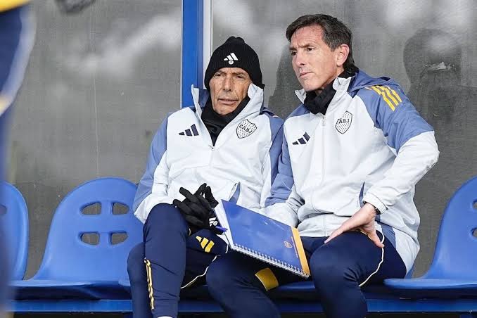 En Boca se han perdonado malos cambios y malas rachas, pero ir para atrás, en Boca, es imperdonable.

Es una traición, no solo al club, si no a un ídolo, a su amigo y mentor, quien le dió la oportunidad de su vida, deshonrando su memoria.

Boca no te perdona esto