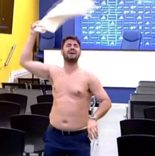 Bailá ahora payaso.