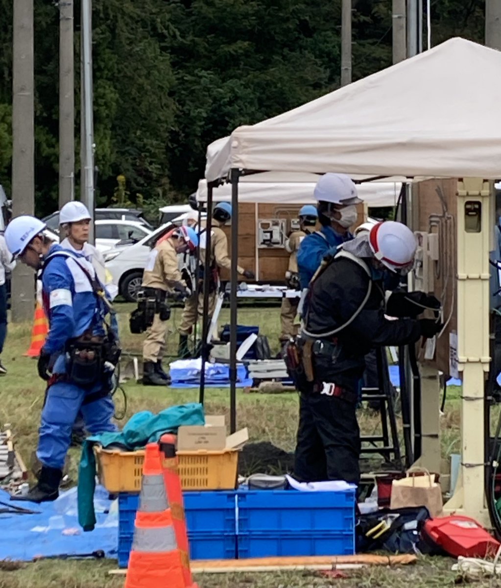 第30回全関技術競技大会大会に出場しました。大会当日は雨の中奮闘しておりました。 関係法令を遵守し、いかに手際よく、着実に、出来栄え良く、そして何より安全に、電気工事を完成できたかを競いました！  #災害復旧工事 #安全作業 #昇降柱 #フルハーネス #引込線工事 #内線工事
