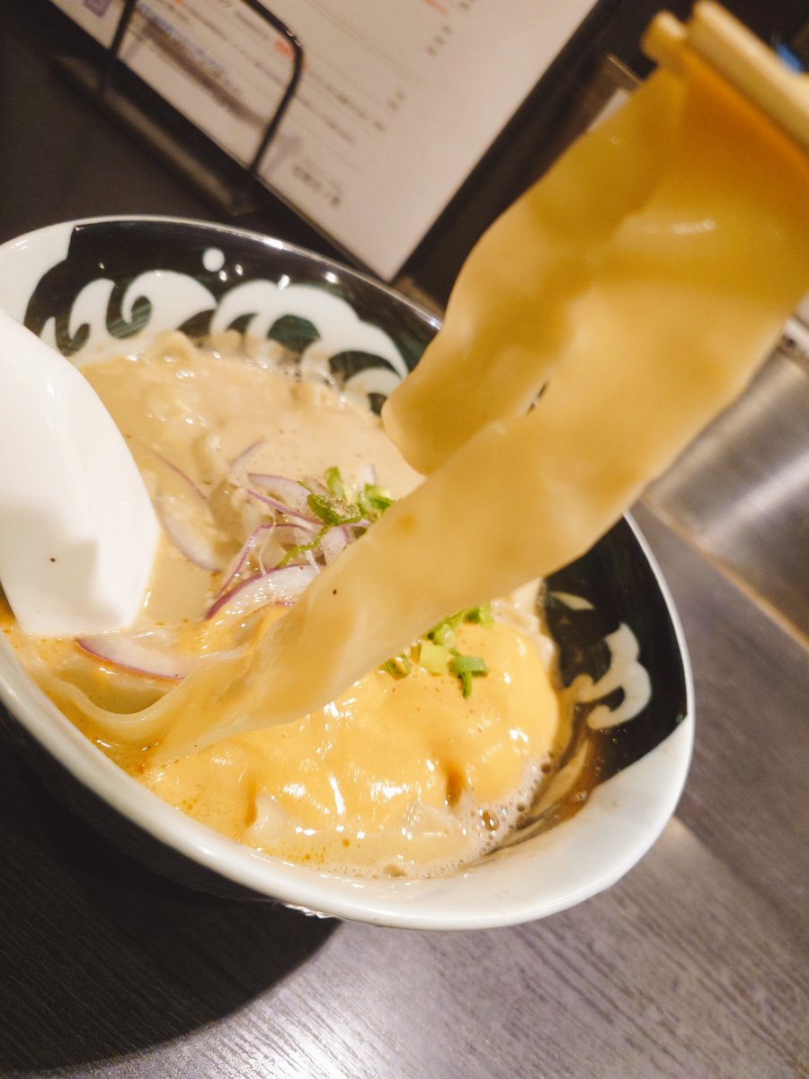 超極太通風蕎麦
黒酢の和え玉

濃厚な牡蠣スープが旨い😎
極太麺との相性◎
あん肝、カニ味噌のペーストが良いアクセントに🤩
極太麺は是非レギュラーにしてほしい😍
本日も完飲完食です😎

#丿貫
#煮干ラーメン
#ラーメン
#横浜グルメ
#弘明寺
#ラーメン食べたい