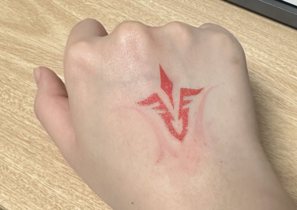 영주 타투 스티커 후기
클렌징하고 목욕도 했는데 안지워져요
저 정말 마스터가 된 기분이예요
영주로 명한다 하고 장난쳤더니 한 획 지워지긴 함