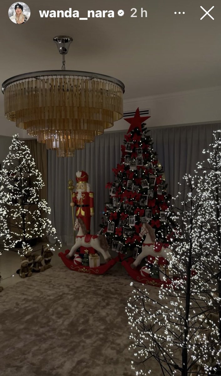 simonalov's tweet image. La q tiene buen gusto es Wanda, la q envidia, copia y usa el papá Noel de Wanda es la @chinasuarez @MauroIcardi q tienen un gusto de mierda y decoración horrible @SQP_oficial @elejercitodelam