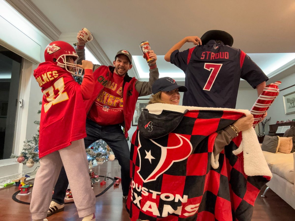 aamare900's tweet photo. SNF family issues!!!

All the way from awesome Mexico!!!! 

@gmfb 
@KyleBrandt https://t.co/bDVzMB0sjz