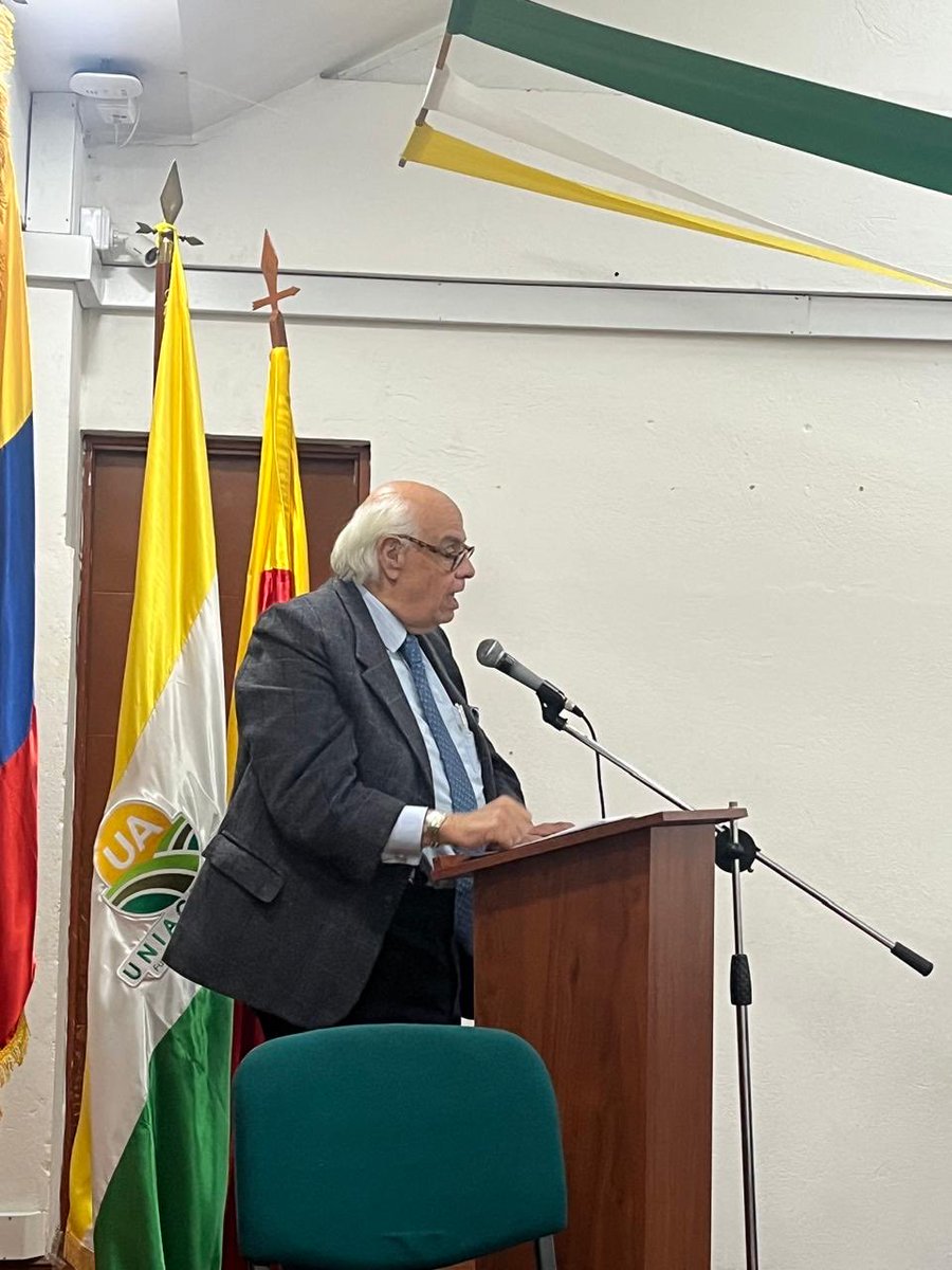 carloshistorico's tweet photo. Hoy se me fue un maestro, un amigo. El profesor @olympombac muchas gracias por todo lo que me dio y todo lo que me enseñó. Gracias a la vida por haber podido conocerlo y ser su amigo. https://t.co/khMkWwBklG