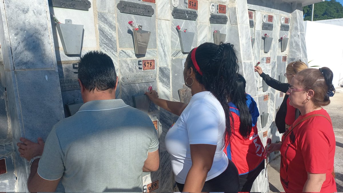 ¡Honor a quien honor merece!.
¡Gloria eterna a los mártires de la Patria !. #CubaViveSuHistoria #LatirAvileño #SinPerderUnDía <a href="/DiazCanelB/">Miguel Díaz-Canel Bermúdez</a> <a href="/AlfreMene37409/">Alfre Menendez</a> <a href="/DrRobertoMOjeda/">Dr. Roberto Morales Ojeda</a> <a href="/PartidoPCC/">Partido Comunista de Cuba</a>