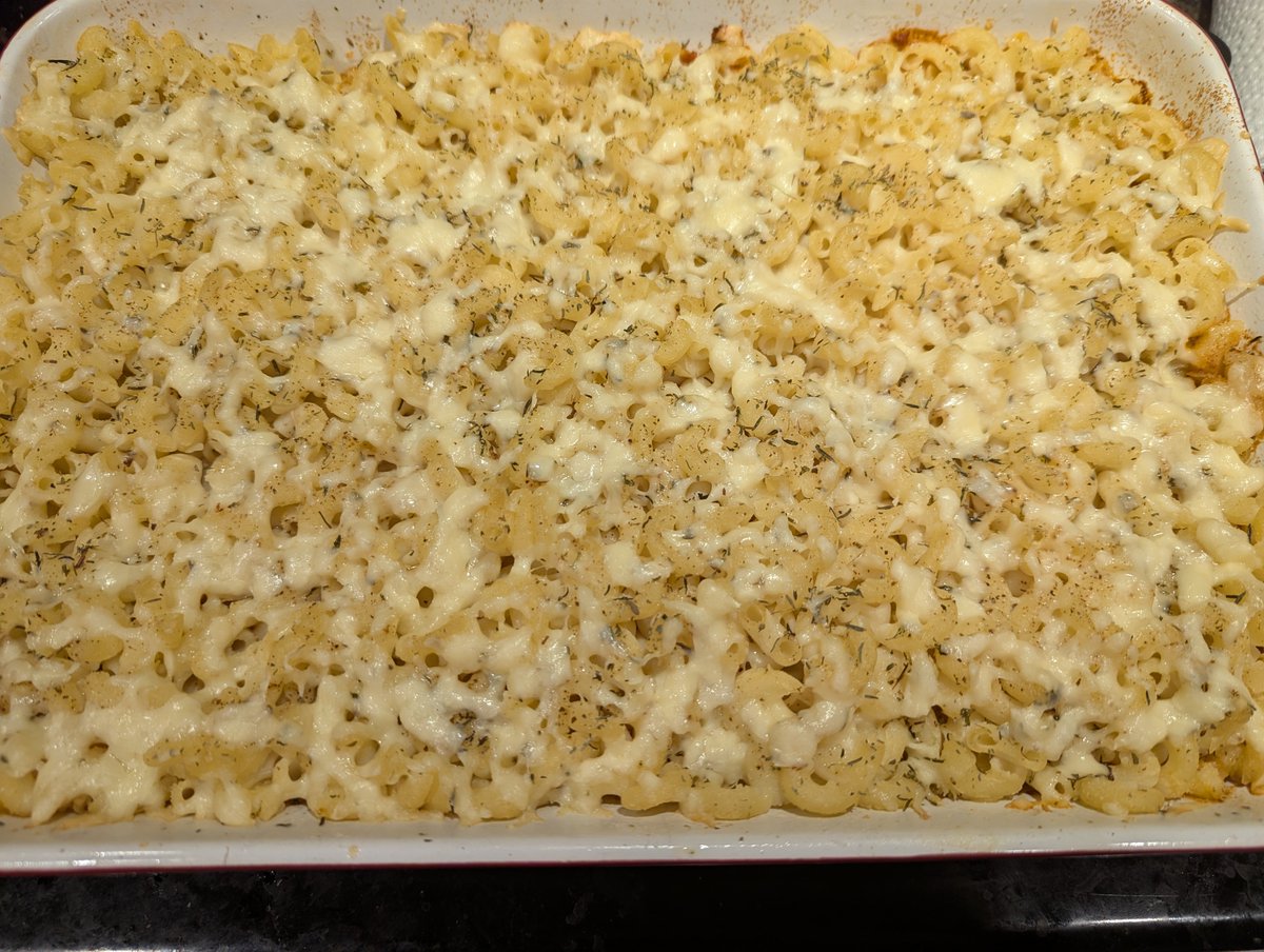 TrueEager's tweet image. Oven-baked macaroni with old cheddar 😋 

#KitsWhoCook