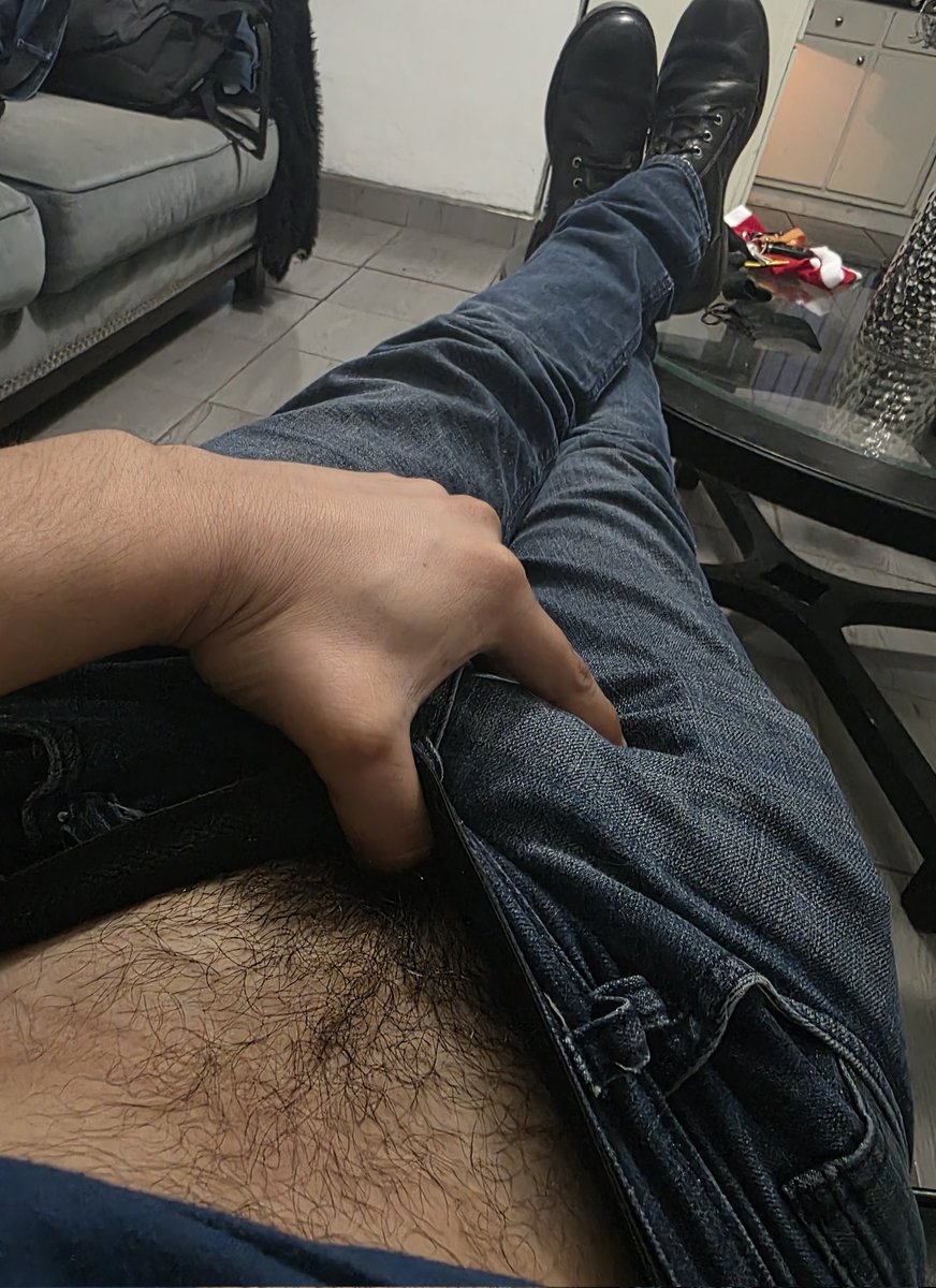 Definitivamente me hace falta una rasurada, traigo la verga y las bolas muy peludas.