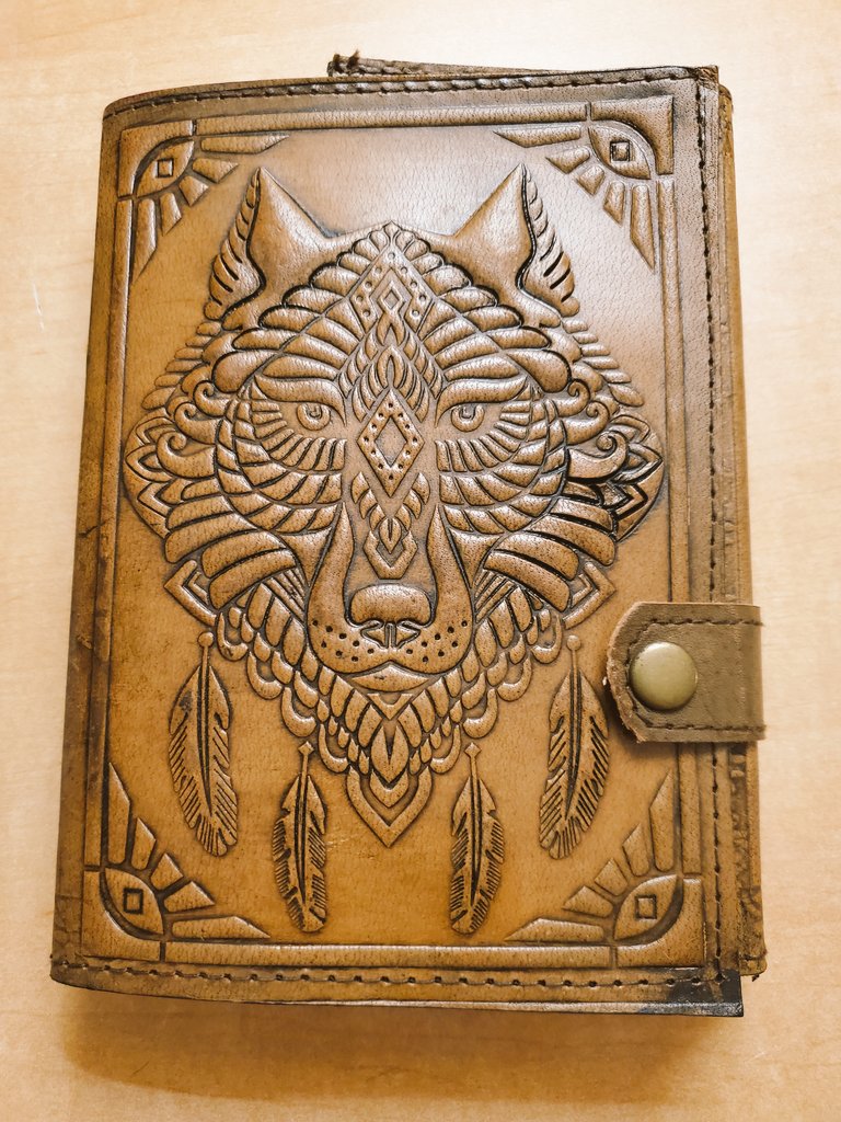 gatorart12's tweet photo. Found a neat homemade leatherbound notebook at a flea market I went to. Going to use it for quick character sketches and daily warmups #sketchbook #traditionalart https://t.co/svfIqyfv5o