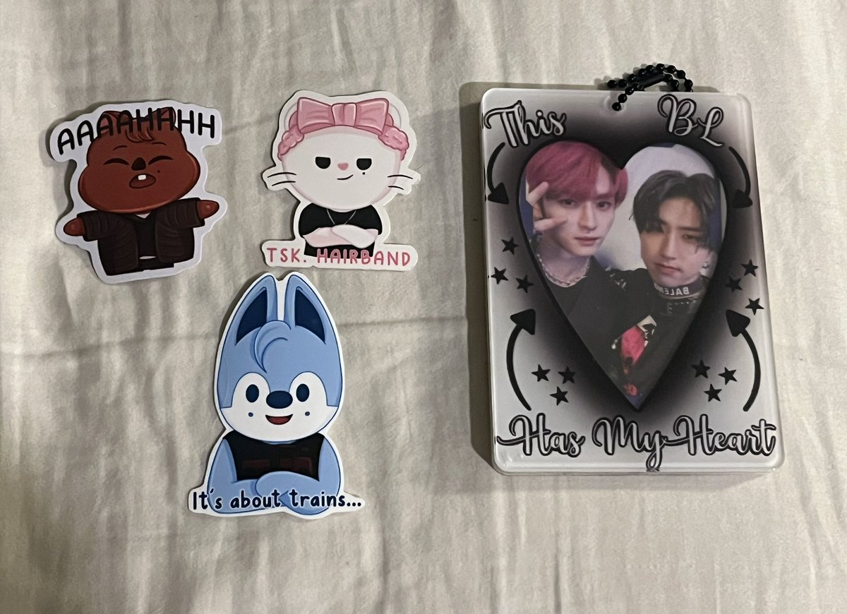 bought some rlly cute things at galaxycon this weekend :3 pc holder by <a href="/niceuarts/">Niceu Arts</a> and stickers by <a href="/sammichllc/">Sammich 🍓🐿️</a> !