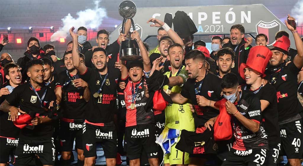 Clubesinterior's tweet photo. 📌 El único primero campeón

Desde que se volvió a implementar el formato de torneo con zonas, Colón es el único equipo que terminó primero en su grupo y logró consagrarse campeón.

🏁 El Sabalero, líder de la Zona A, dejó en el camino a:

🔹 Talleres en cuartos de final
🔹 Independiente en semifinales
🔹 Racing en la gran final

🔥 El resto de los primeros de zona, en otras ediciones, fueron eliminados antes de la final.
Colón marcó la diferencia y levantó el trofeo.