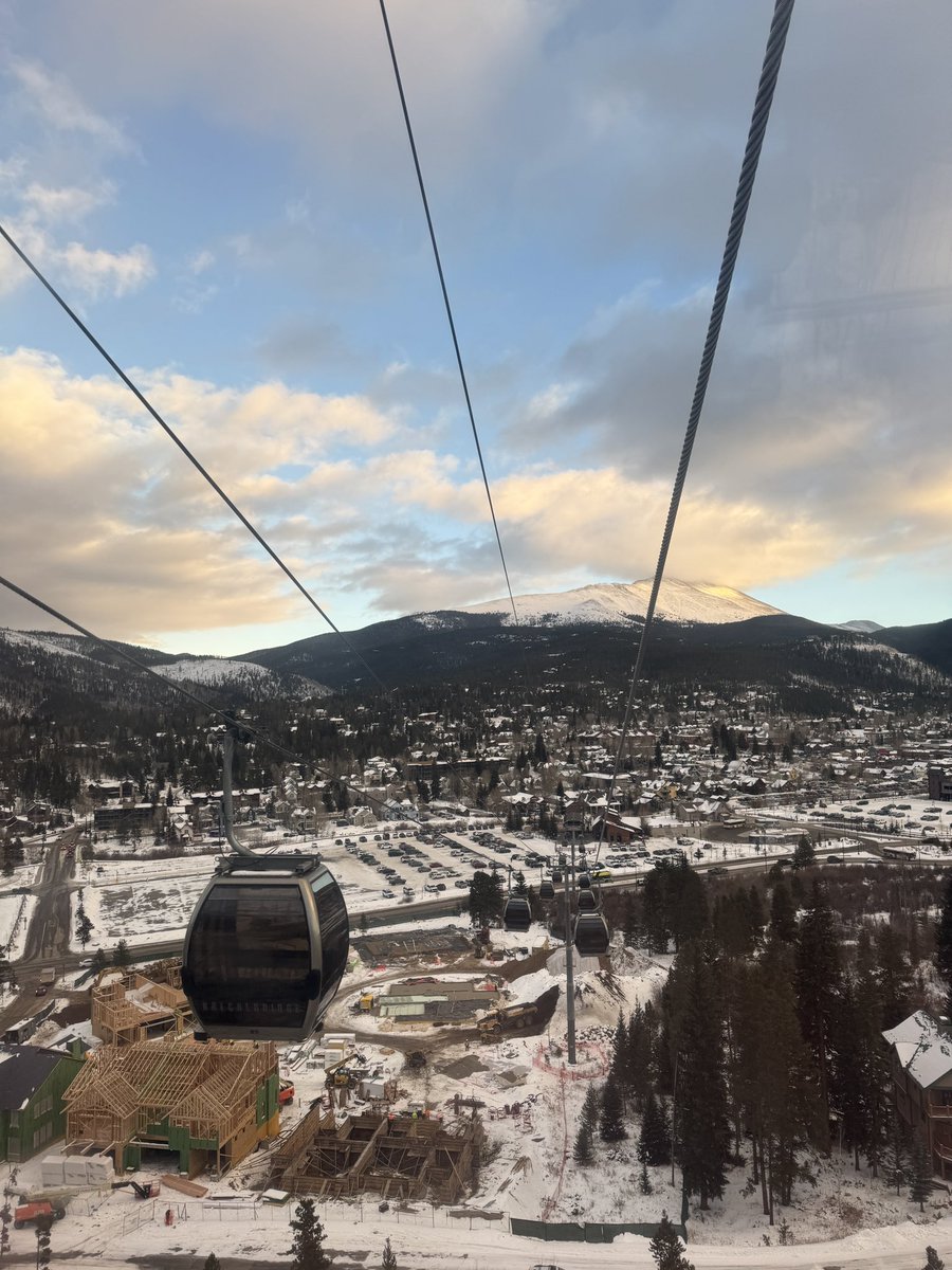 StellarAntares's tweet image. Breckenridge Après Crew 🎿