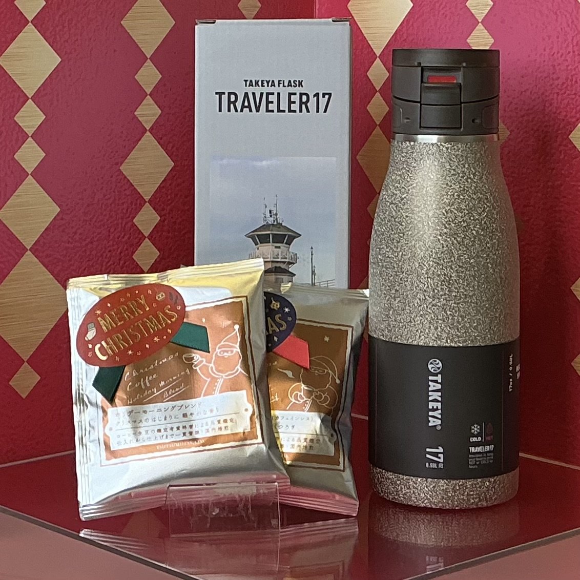 おすすめホリデーギフト／ 温かいコーヒーと旅行を楽しむ