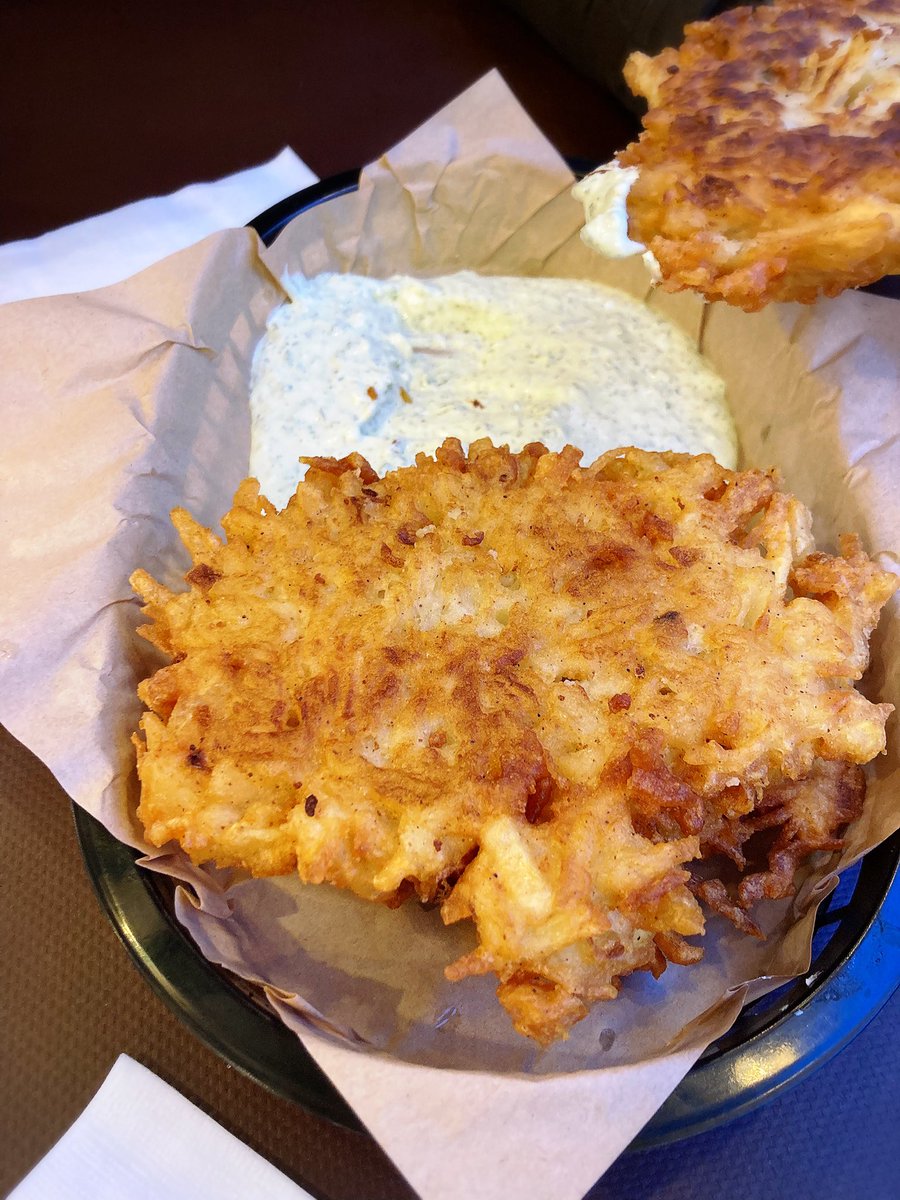 今年初めてのクリスマスマーケット🎄今年の発見は、Reibekuchen (Kartoffelpuffer) にフランクフルトの郷土料理であるGrüne Soßeが登場したこと。(通常はすりおろしりんごかニンニクソースの二択。）