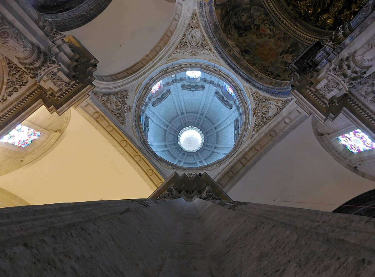Hoy día del #OrgulloBarroco 
En esta Bendita Ciudad solo hay que abrir los ojos y disfrutar, estudiar y gozar el Barroco
"Horror vacui".... tela....
#Sevilla