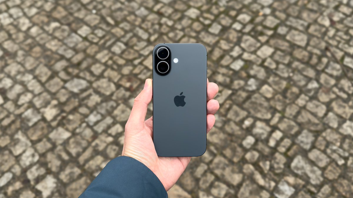 mirruzicka's tweet photo. Nakonec jsem otestoval i poslední letošní iPhone a možná vlastně ten nejzajímavější pro většinu lidí, základní iPhone 17 je letos velmi povedená volba. Více v recenzi: https://t.co/aVAi6kwaGv https://t.co/MjVrNeWDJ4