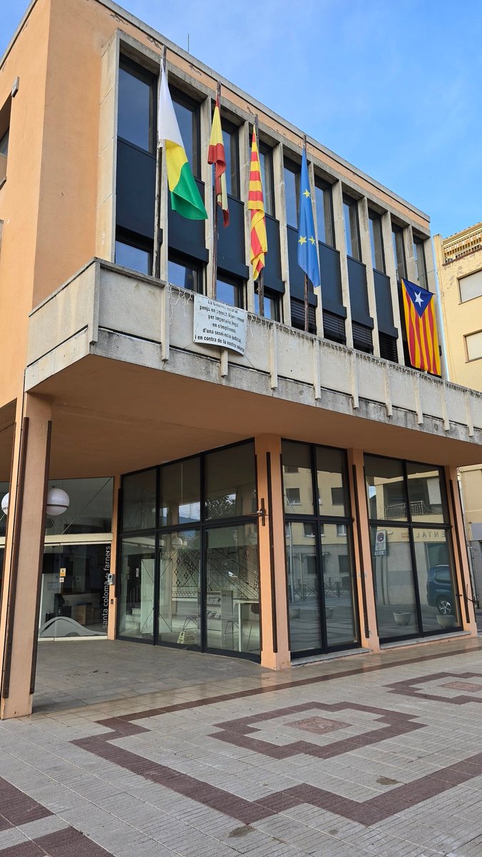 A l'Ajuntament de Santa Coloma de Farners es manté la dignitat.