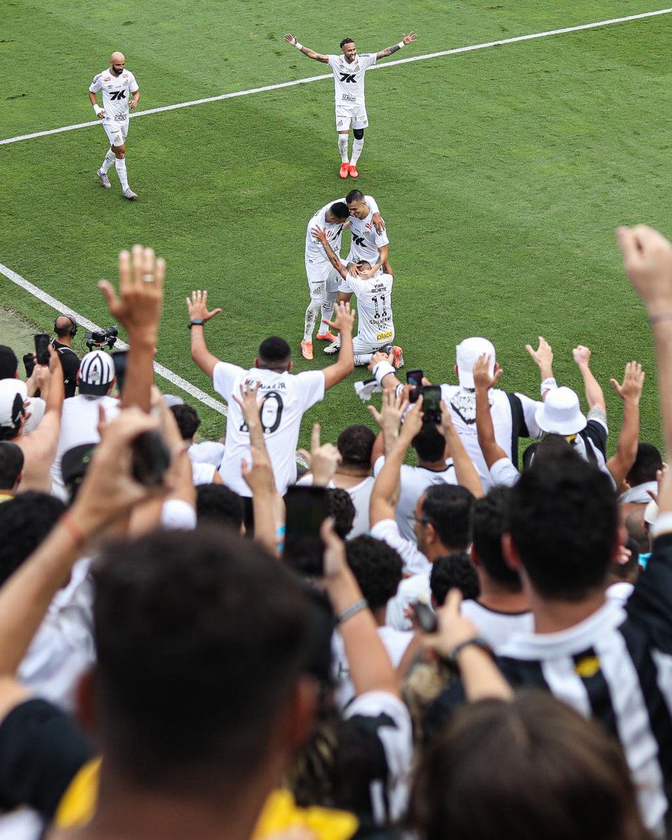 SantosFC's tweet photo. Comemorando com a nação santista. Uma foto mais que simbólica. O SANTOS É A NOSSA VIDA! 🤍🖤 https://t.co/YPXtnFl3N1