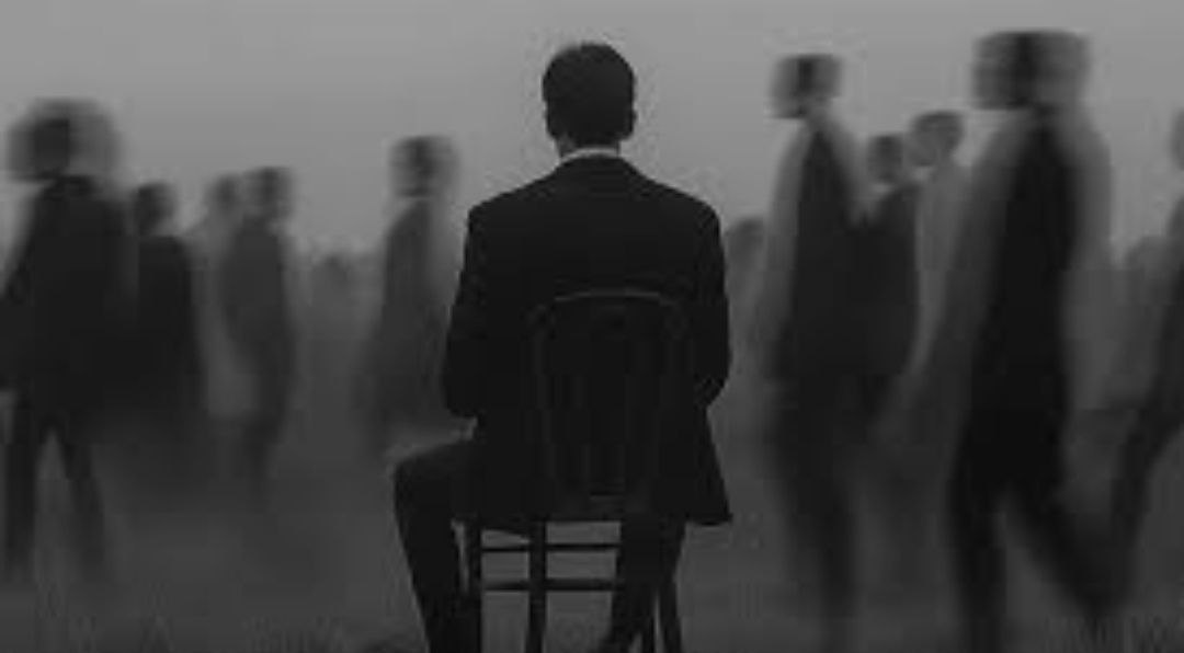 «كلما كنت أكثر ملاءمة للمجتمع.
كلما كنت أقل حرية في الواقع.»

المجتمع يصفق لك عندما تكون مبرمجاً. 
لكنه يحكم عليك عندما تقرر أن تكون حراً.
لأن الحرية مخيفة.
الحرية غير مريحة.

الحرية تزيحك من صف أولئك الذين يطيعون دون تفكير.

الحقيقة بسيطة:
كلما شكلت حياتك لتناسب توقعات الآخرين.