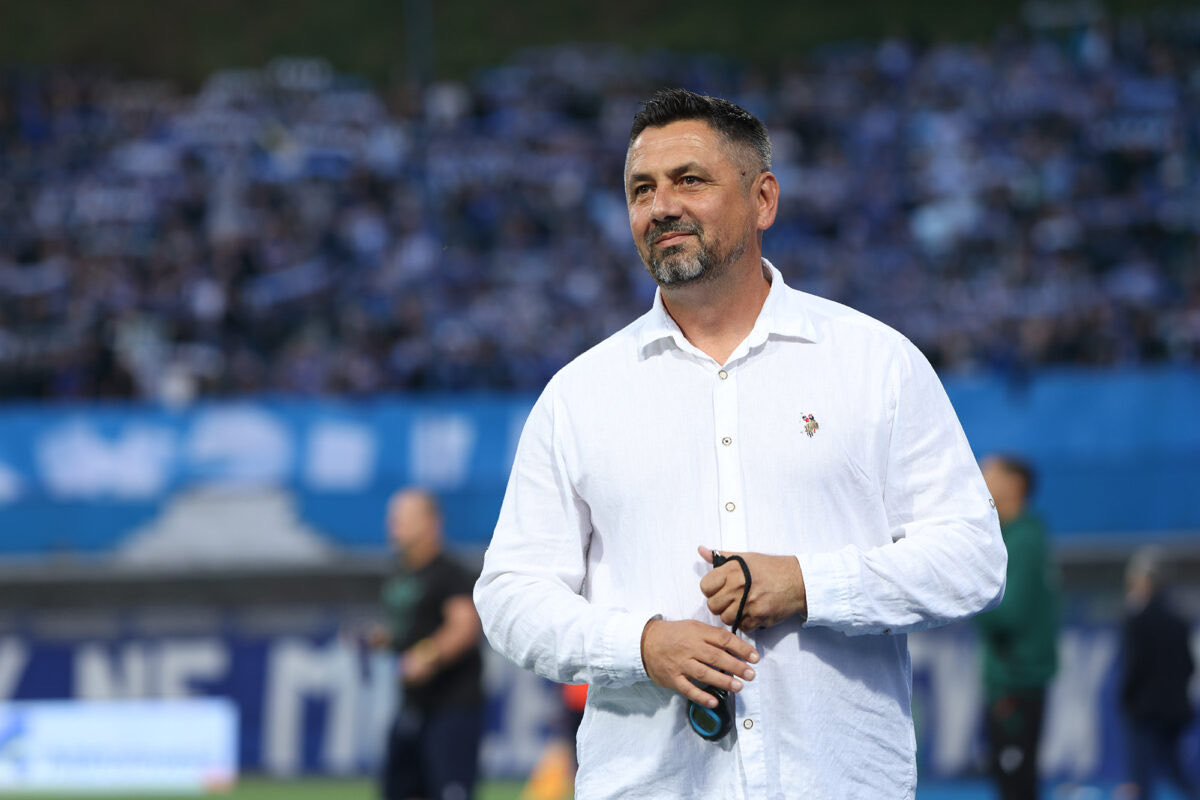 dino_zigzag's tweet photo. 🚨According to reports 🚨

Zeljo Coach Admir Adžem has resigned following their 4-0 derby defeat to Sarajevo.

Zeljo fans, who would you like to see takeover next? 

#zeljeznicar #zeljo https://t.co/0WJHTCSvXt