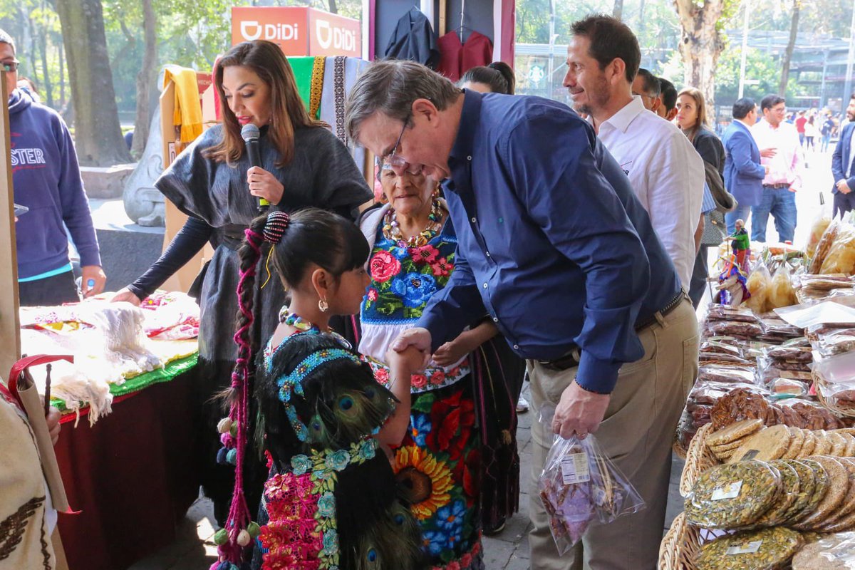 Se realizó la feria de artesanías como parte del #PlanMichoacán, para impulsar el valor cultural y económico del trabajo artesanal.

El secretario <a href="/m_ebrard/">Marcelo Ebrard C.</a> destacó que preservar nuestras tradiciones es fortalecer el desarrollo y abrir nuevos mercados para lo #HechoEnMéxico.