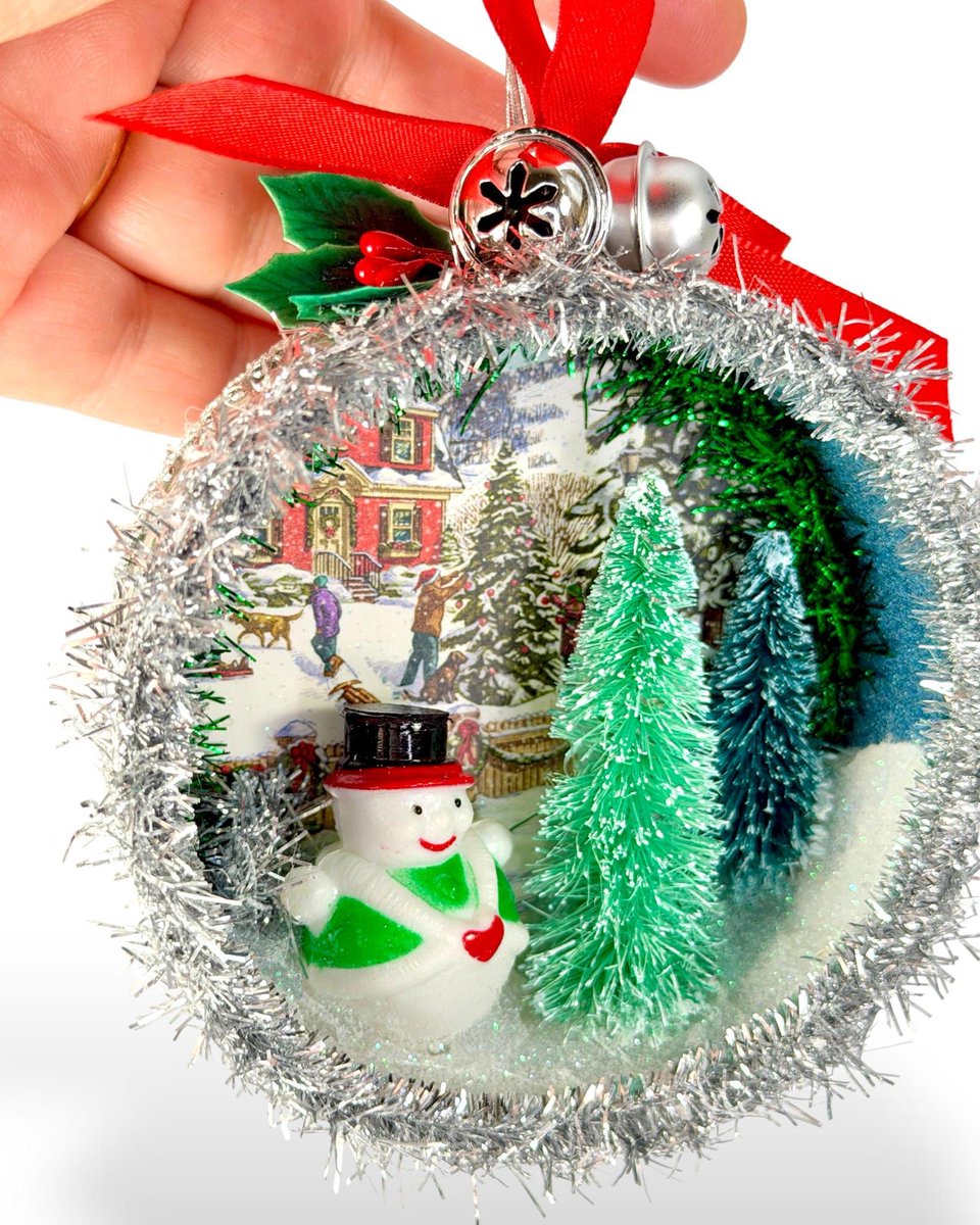 BluKatDesign's tweet image. ❄️✨ NEW! Vintage Snowman Ornament!
Handcrafted from an upcycled tuna can, sweet bottle-brush tree and nostalgic retro holiday details. One-of-a-kind Christmas charm for collectors and gift-givers. 🎄☃️

buff.ly/LBlFmJa

#HandmadeChristmas  #SnowmanOrnament #shopetsy