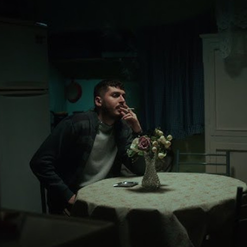 Şu Blok3 Kusura Bakma'yı kim dinliyo aq.
Gündemin zerresinde bile değil iken ya da cafede , orda burda hiçbir yerde çalmıyor iken , kimse ezberlememişken nasıl oluyorda bu kadar dinlenme alıyor ?