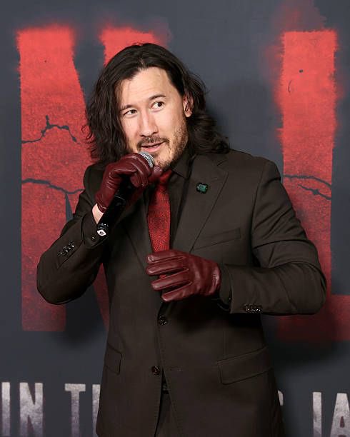 I really love mark’s outfit from the iron lung premiere and I was thinking that I should draw Darkiplier with this outfit ^_^

#marktwt