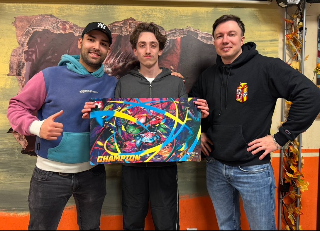 JulianBlocks's tweet image. I got second place with Gholdengo at the Pokémon Cup today.
My friends @RealCharaklias won the cup with Gardevoir . @FrankstaH_TCG took third place with Dragapult.
The three of us went to the cup together, and we all made it to the top. 🤝🫡