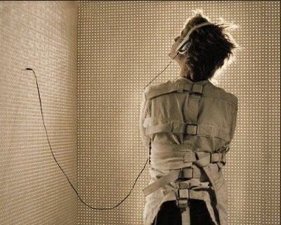 subo el volumen a la música para no escucharme pensar