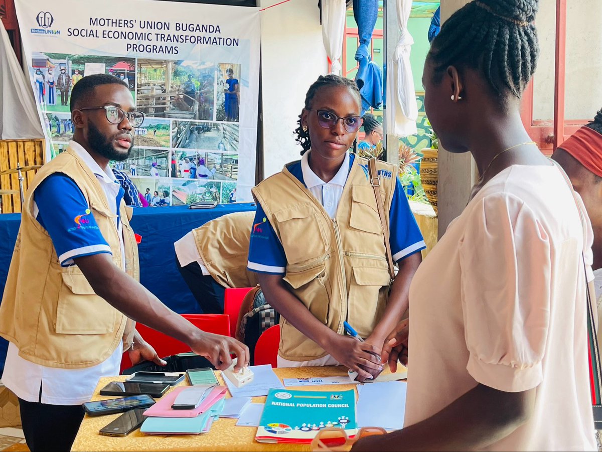 StephnMusinguzi's tweet photo. @youthpluskitebi @KampalaYec @action4hU @ally_foundation @JuliusKizito10 @MothersUnionCOU @MaamaKasaato @Edward_tegzy @WezeshaImpact_ @moes_ug They further explored mental Health led by @JuliusKizito10 of @ally_foundation, understanding that wellness begins with the body, sleep, nutrition and emotions. Building on this, they gained knowledge in Financial Literacy, learning budgeting, saving and responsible spending. https://t.co/ndnhtfO9Fa