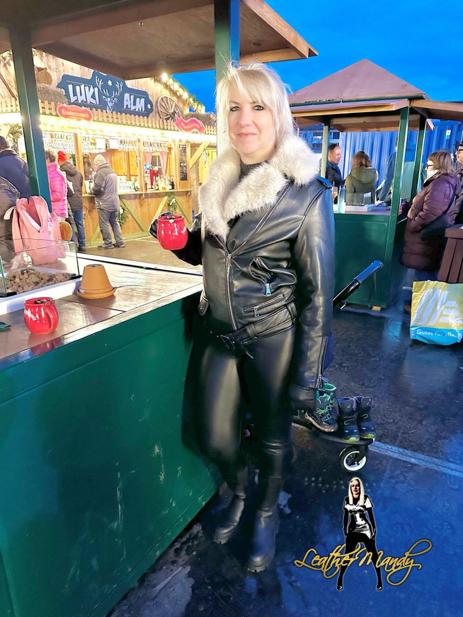 Another visit at the Christmas Market. 😁
#leather #leatherboots #leatherfashion #leatheroutfit #ootd #outfitoftheday #boots #leder #lederstiefel #lederstiefel #leatheleggings #pleathertrousers #outfitinleather #lederleggings