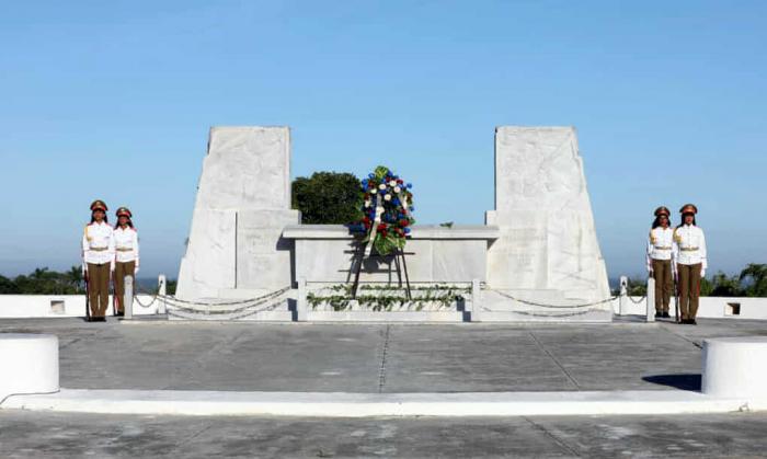 ✊🇨🇺| En la resistencia de Cuba, el legado de Maceo y de los internacionalistas.

💐En el cementerio patrimonial fueron colocadas ofrendas florales ante el panteón de los Caídos en Misiones Internacionalistas.

🔗 acortar.link/6er4k5