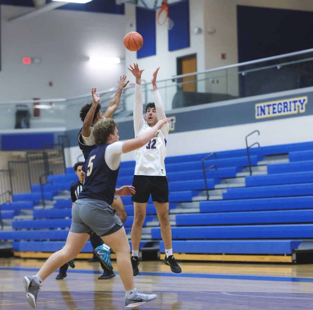 Loganed55's tweet image. Francis Howell varsity. 2-0 to start the season.