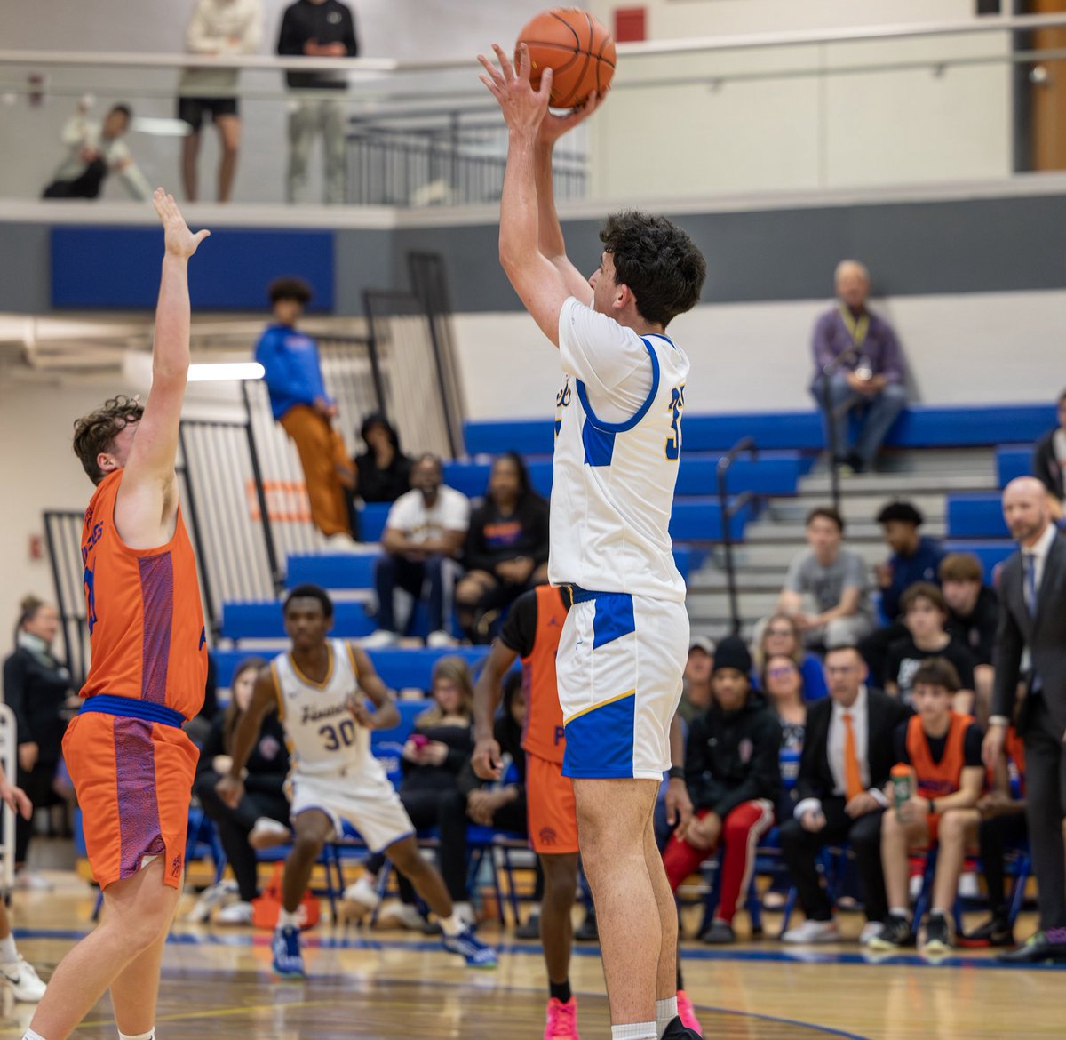 Loganed55's tweet image. Francis Howell varsity. 2-0 to start the season.