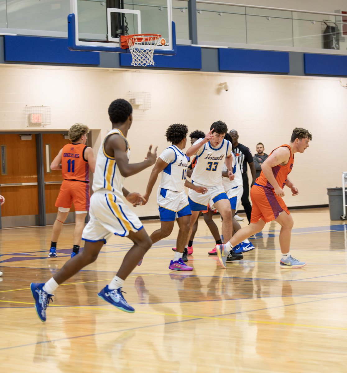 Loganed55's tweet image. Francis Howell varsity. 2-0 to start the season.