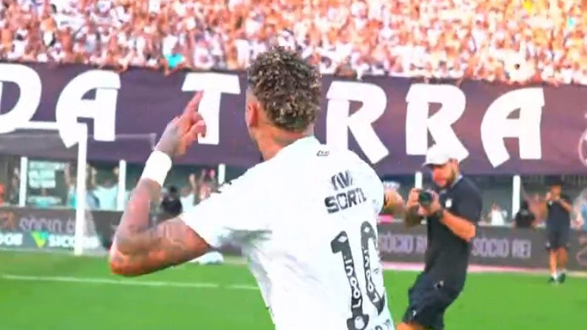 _BeFootball's tweet image. NEYMAR 🇧🇷 FAIT LE TOUR DU STADE, IL VIT CE MAINTIEN AVEC SANTOS COMME UNE VICTOIRE EN LDC, C’EST MAGNIFIQUE !!!! 🤩🖤🤍