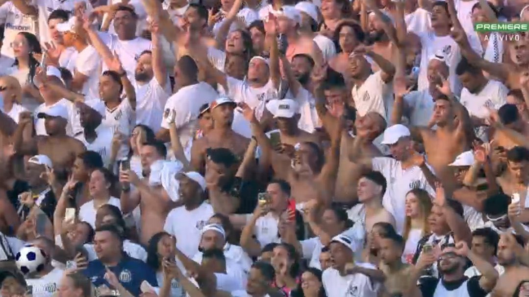 _BeFootball's tweet image. NEYMAR 🇧🇷 FAIT LE TOUR DU STADE, IL VIT CE MAINTIEN AVEC SANTOS COMME UNE VICTOIRE EN LDC, C’EST MAGNIFIQUE !!!! 🤩🖤🤍