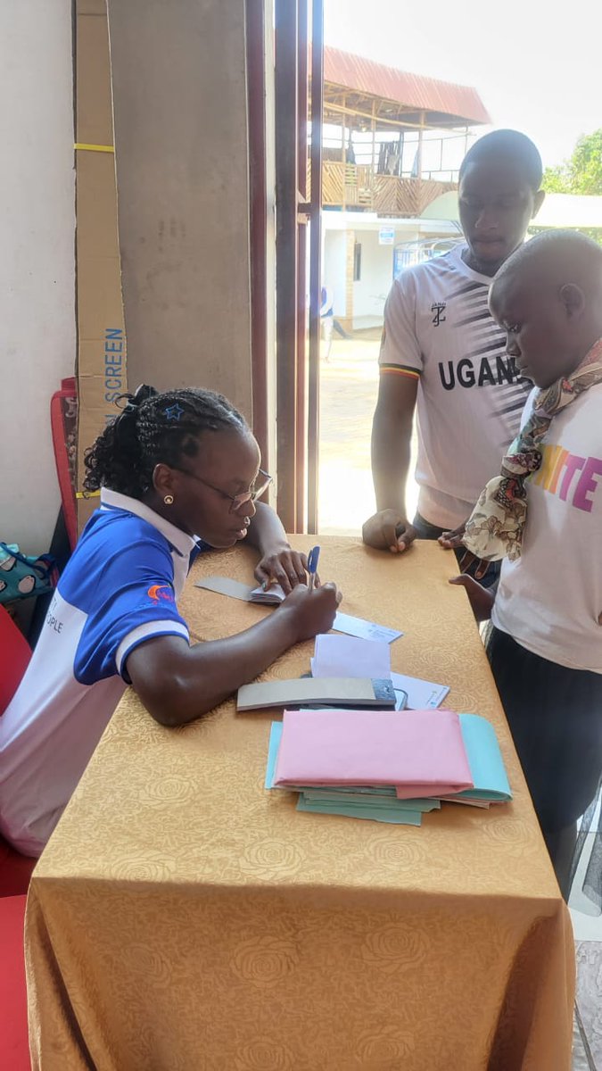 StephnMusinguzi's tweet photo. @youthpluskitebi @KampalaYec @action4hU @ally_foundation @JuliusKizito10 @MothersUnionCOU @MaamaKasaato @Edward_tegzy @WezeshaImpact_ @moes_ug They further explored mental Health led by @JuliusKizito10 of @ally_foundation, understanding that wellness begins with the body, sleep, nutrition and emotions. Building on this, they gained knowledge in Financial Literacy, learning budgeting, saving and responsible spending. https://t.co/ndnhtfO9Fa