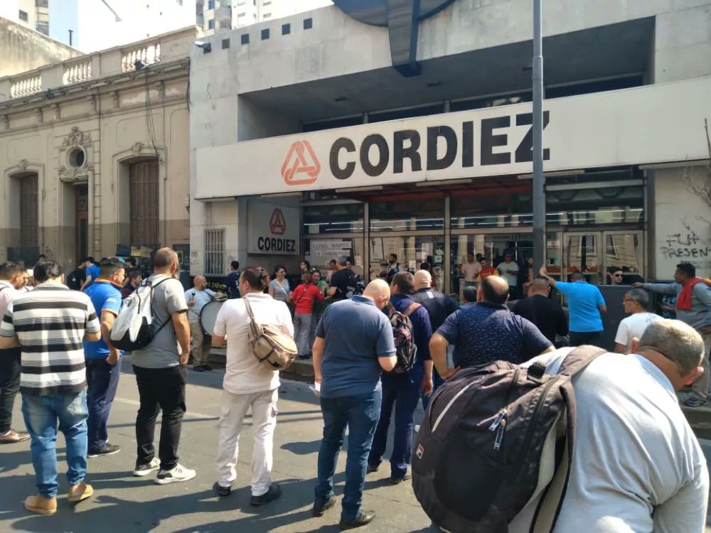 Quiero denunciar públicamente una práctica ILEGAL que realiza el supermercado CORDIEZ de Córdoba

Se niegan a dejarte pagar por no prestarles el DNI para que lo escaneen. Ofrecí mi lic. de conducir para identificarme y se negaron

¿Por qué es peligroso que te escaneen el DNI? (+)