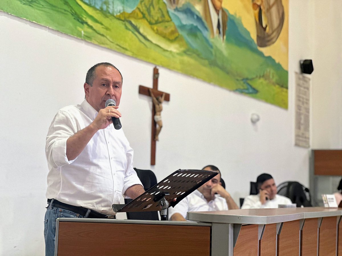 gustavovelezr's tweet photo. Un año especial, lleno de objetivos cumplidos. En cierre de sesiones ordinarias del concejo, agradezco a nuestra gente de #Tuluá. Hemos devuelto la confianza en la administración y ustedes han respondido, superando expectativas con un mayor ingreso en impuestos. Seguimos trabajando juntos por nuestra ciudad 💙