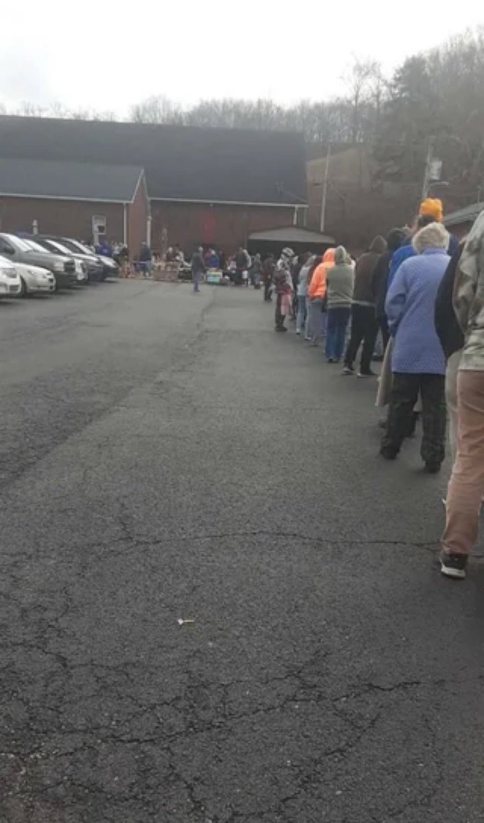 TPBlue4's tweet image. Every time magabillies bring up a 3 year old fraud case that walz was already handling, I need remind everyone that Americans can’t afford food right now because it’s too expensive. 

Food banks are running out of food. 

This is a food line in Kentucky.
