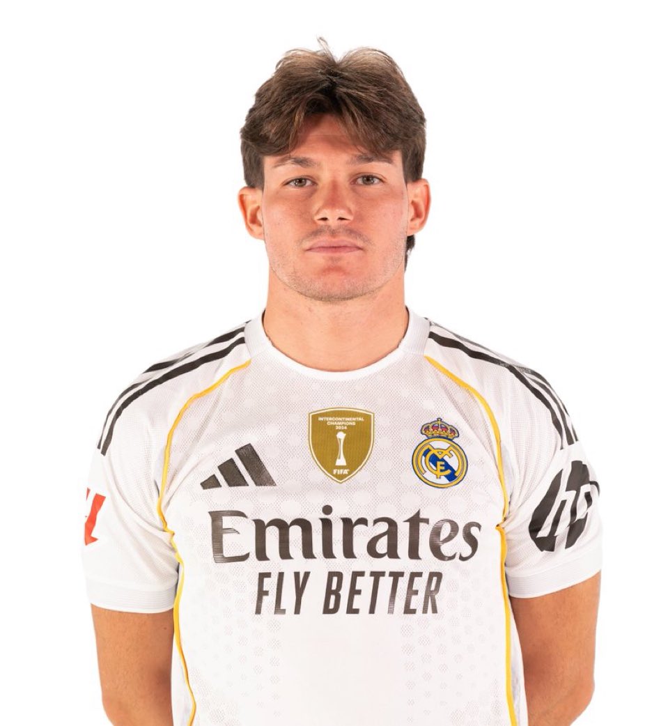 mbaafraude's tweet image. Teniendo amarilla hace una falta por detrás completamente innecesaria en el centro del campo. Que sea tu última vez vistiendo la camiseta, mediocre.