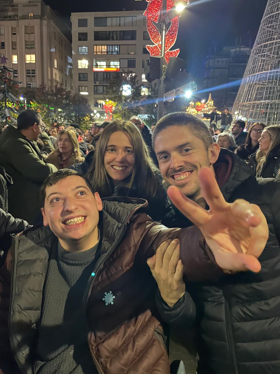 ✨ ¡Arranca la #Navidad para las personas que viven en #CentroResidencialJado 🏡!

Qué bonito disfrutar el acto de Encendido de Luces junto a tantísimas personas en el Ayuntamiento de Santander.

El resto del fin de semana nos dedicamos a decorar nuestro árbol de Navidad en casa.