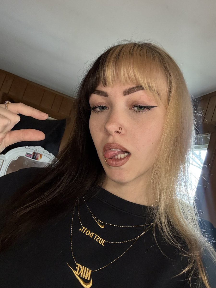 ughpayjade's tweet photo. one little hand gesture and ur begging to dispense 😵‍💫 https://t.co/9FaoC66slk