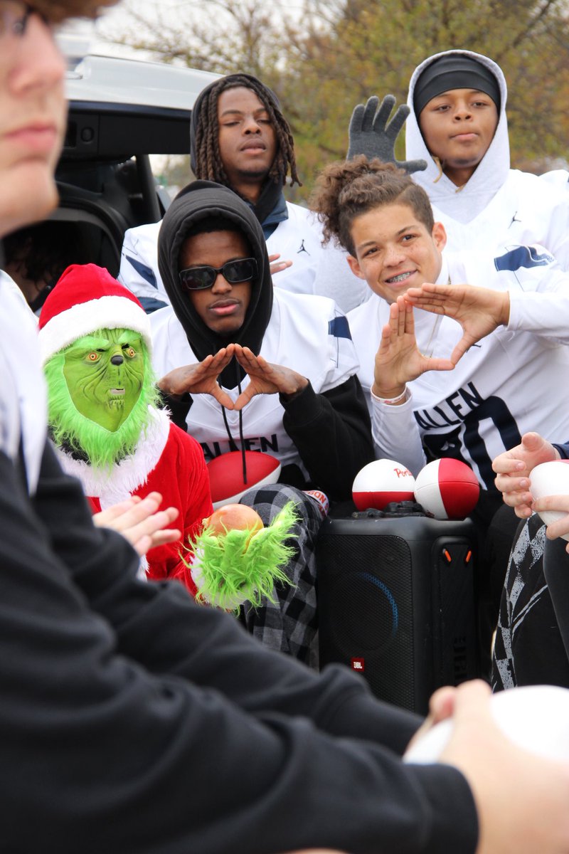 alleneaglesfb's tweet photo. 2025 Allen, TX Christmas Parade🎅🏼🎄
Happy Holidays from Allen Eagle Football. It was great seeing the entire community come out and celebrate the holidays. We LOVE our community!
Thank you @AllenEaglesTDC & Parents for providing the float
#BTB | #DLTEGH | #HesTheReason https://t.co/n2F9Tm1DdK