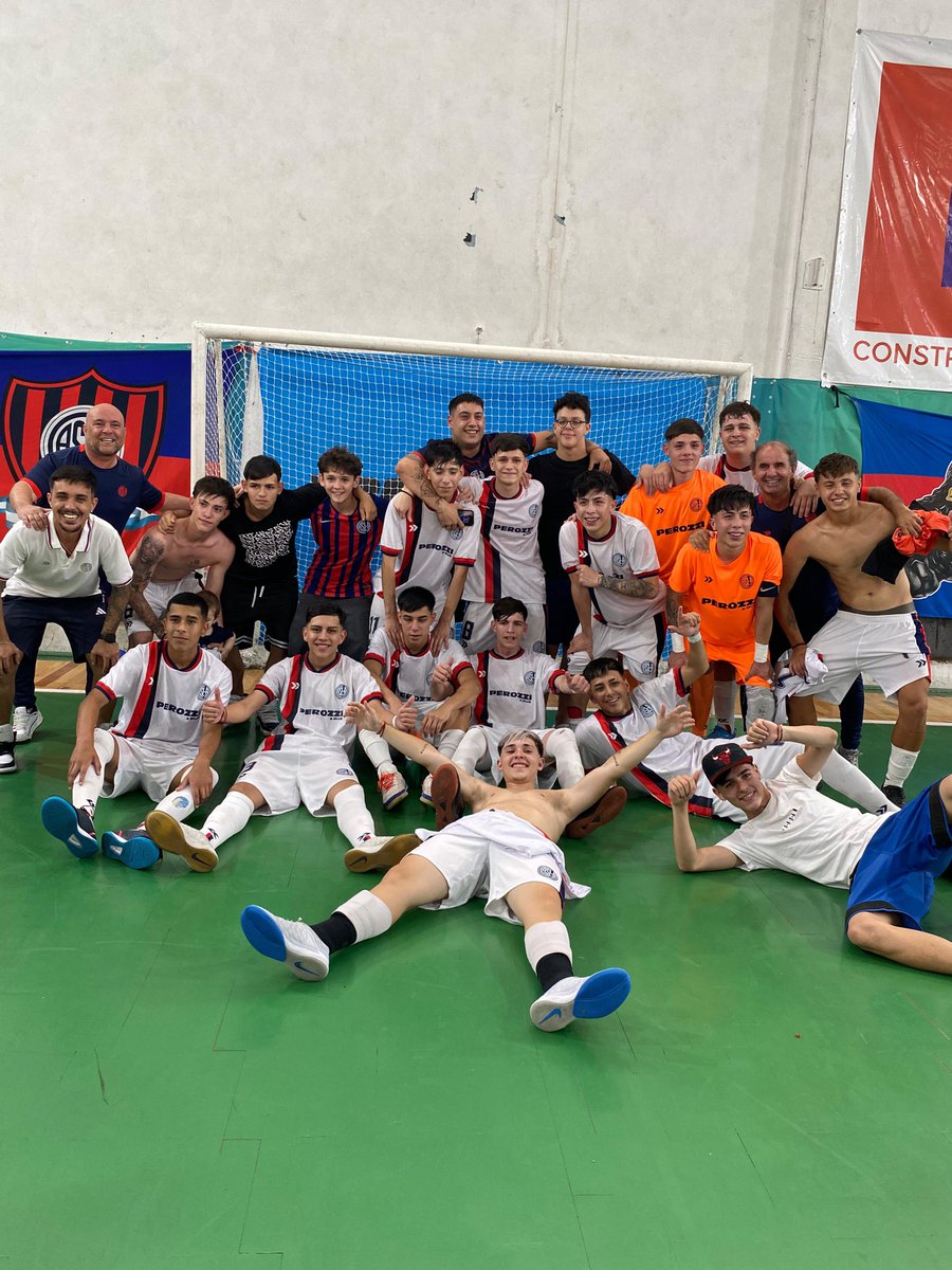 ¡LOS PIBES, CAMPEONES! 🙌

La Cuarta División de #SanLorenzo venció a Ferro por penales 10-9, tras igualar 1-1 en el tiempo regular, y se quedó con el Torneo de AFA. 🏆

¡Felicitaciones a todos! 💙❤️